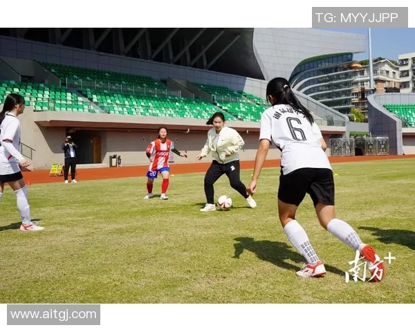 学踢足球的基础技巧与训练方法全攻略，助你轻松提升球技与赛场表现